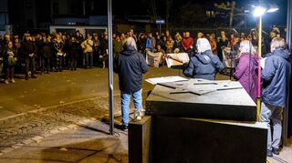 Dieser Gedenkstein erinnert an die Opfer des Nationalsozialismus und an den Platz, an dem 101 Jahre lang die Speyerer Synagoge stand. Die „Roten Raben“ singen hier das Lied „Buchenwald, ich kann dich nicht vergessen“.