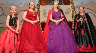 Die alten (li.) und die neuen Hoheiten der Rohrhöfer Göggel: Enya I. und Alexandra I. und Julia II. und Nele I.