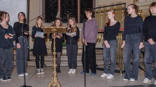 Schülerinnen und Schüler der 10. Klassen des Hebel-Gymnasiums lesen Tagebucheinträge von Gleichaltrigen aus der Nazi-Zeit vor. Doch nach und nach verschwindet einer von ihnen – als Versinnbildlichung der Deportationen.