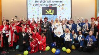 Freude über die Machteroberung: Nach dem Rathaussturm jubeln die närrischen Gesellschaften von Hockenheimer Carnevals Gesellschaft (HCG) und CC Blau-Weiß im Bürgersaal des Rathauses.