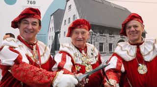 Läuten die Fasnacht mit Böllern vor der Zehntscheune ein: die „Freiherren von Dennin-gen“ Joachim I. (v. l.), Werner I. und Dietmar I. von der KGHO Pforzheim.