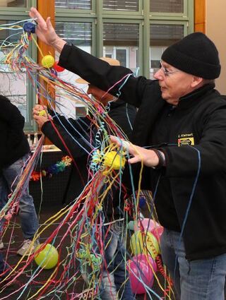 Der Schützenverein verteidigt die Macht des OB mit Luftballons und -schlangen.
