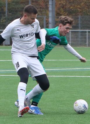 Der Oftersheimer Torschütze zum 1:0, Jonas Fürle (r.), im Zweikampf mit Leon Kempf vom SC 08 Reilingen II.