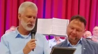 Thomas Widenka überreicht Thomas Kästner eine Urkunde für seine 40-jährige Chorleitertätigkeit.
