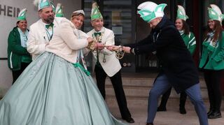 Unter den Augen ihrer Kollegen vom Carneval Club erkämpft sich Prinzessin Sarah III. den Schlüssel von Bürgermeister Pascal Seidel.