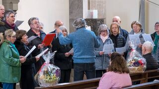 Der katholische Cäcililienchor unter der Leitung von Alexander Levental singt ein Ständchen für Franz Gaa zum 90. Geburtstag.