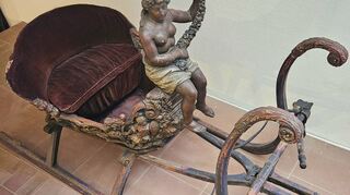 Dieser barocke Schlitten von Kurfürst Carl Theodor steht im Eingangsbereich des Kurpfälzischen Museums in Heidelberg. Dort läuft noch bis Jahresende zum 300. Geburtstag eine Sonderpräsentation im Palais Morass. Carl Theodors Leidenschaft gehörte der Kunst, den Musen und der Wissenschaft. Er galt als feinsinniger und vielseitig interessierter Kurfürst. In der Beletage vermitteln Gemälde, grafische Werke, Porzellan, Medaillen und selten gezeigte Kostbarkeiten einen Einblick in sein Leben.