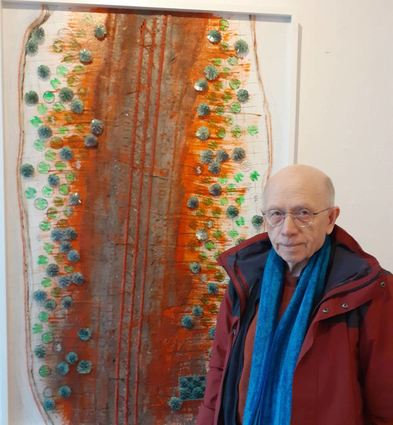 Der Künstler Horst Steier vor seinem Werk „Spuren des Palmöls“ im Künstlerhaus, wo der Diplom-Designer ab diesem Freitag ausstellen wird.