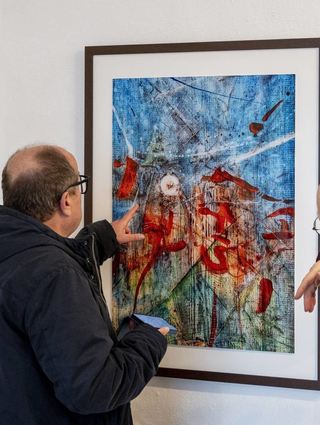 Dr. Matthias Nowack (l.) betrachtet eines der Werke von Horst Steier – der Künstler gibt dazu Erläuterungen.