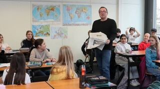 Redakteur Ralf Strauch beantwortet die Fragen der Schüler der Marion-Dönhoff-Realschule.