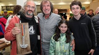 Dirk Pätzer (v.l.), Hans Kammerlander, Annikki (9 J.) und Janne (14 J.) bei der Autogrammstunde.