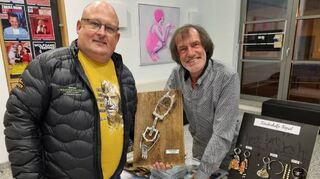 Jochen Ungerer und Hans Kammerlander am 12. November 2024. Jochen Ungerer hat für das Rathaus ein Steigeisen erworben, das Hans Kammerlander am Nanga Parbat getragen hat. Es kommt ins Brühler Rathaus.