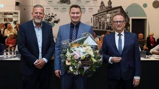 Blumen für den klaren Wahlsieger: Matthias Beck (M.) freut sich über die 17 Stimmen, die ihm die Mitglieder des Gemeinderats im Bürgersaal des Rathauses gegeben haben. Oberbürgermeister Marcus Zeitler (l.) und der noch bis Jahresende amtierender Bürgermeister Thomas Jakob-Lichtenberg gratulieren ihm.