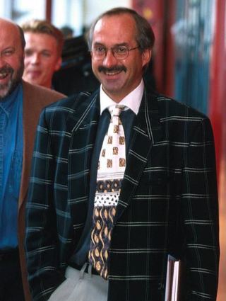 Uli Stielike mit seinem legendären Sakko 1998 in der DFB-Zentrale.