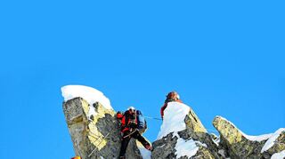 Am Seil entlang zum Gipfel: Das ist nicht zu vergleichen mit einer Tour im Sommer