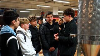 Lars Auer (r.), Auszubildender zum Brauer und Mälzer im zweiten Lehrjahr, berichtete über seinen Job bei der Welde-Brauerei.