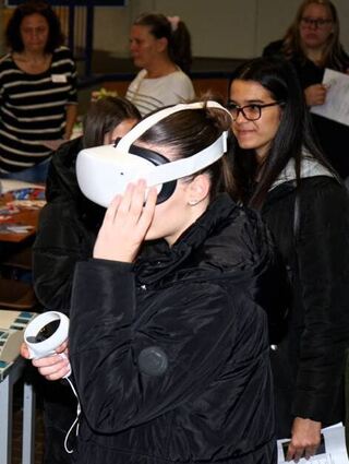 Eine Schülerin erlebt die Berufswelt mit-tels einer Virtual-Reality-Brille.