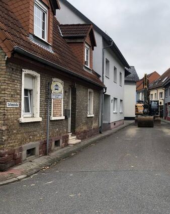 Der Bagger steht in der Sofienstraße schon bereit.