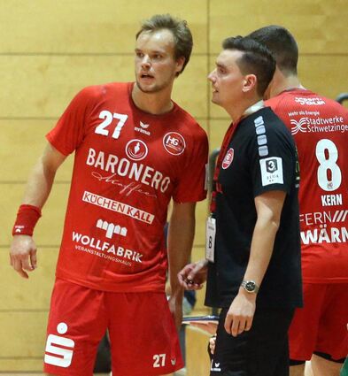 HG-Trainer Christoph Lahme – auf dem Foto mit Rückraumspieler Edward „Eddy“ Hammarberg – fordert Balingen II mehr Effektivität von seinem Team.