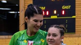 Celina Weschenfelder (r.), hier mit Torfrau Melina Friedrich, trifft auf ihr ehemaliges Team.