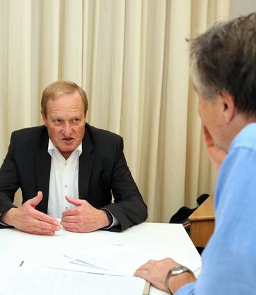 SZ-Journalist Stefan Kern im Gespräch mit Ex-General Erhard Bühler.