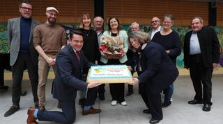 Bürgermeister überrascht Rektorin Alexsandra Misra in Namen der Gemeinde mit einer Torte. Die Gemeinderäte Heinrich Dorn (stehend, v. l.), Jochen Lochner, Anna-Lena Becker, Dieter Rösch, Patricia Faber, Peter Schell und Michael Lauer sehen es mit Freuden, ebenso wie KuSG-Vorsitzende Sabine Petzold und Ehrenbürger Helmut Müller.