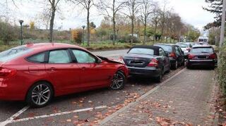 Den Gehweg entlang geschoben: der Audi (r.) durch den BMW (l.).