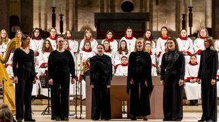 Das Frauenensemble „Sjaella“ bietet mit dem Mädchenchor am Dom zu Speyer im beinahe bis auf den letzten Platz gefüllten Kirchenschiff mit ihrem Konzert „Preisung“ geistliche Vokalmusik des 20. und 21. Jahrhunderts dar.
