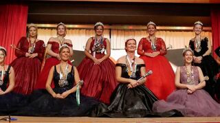 Lieblichkeiten füllen die Bühne der Mannherzhalle: Kim Stella I. (Luxe, hintere Reihe v. l.)), Miriam I. (Ketsch), Michelle II. (Reilingen), Jessica I. (Brühl), Julia II. und Nele I. (Rohrhof), Emely-Melina I. (Phönix Schwetzingen, vorne, v. l.), Sarah III. (Oftersheim), Stefanie I. (Plankstadt) und Hannah I. (Walldorf).