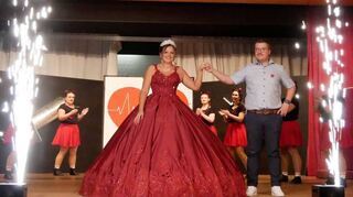 Strahlender Moment: Prinzessin Michelle II. „mit medizinischem Glanz“ wird von ihrem Bruder unter Funkenregen in den Saal geleitet.
