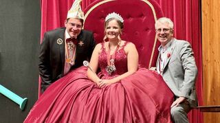 Fasnachtsregentin Michelle II. umringt von politischen „Kollegen“: Die Bürgermeister Stefan Weisbrod (l.) und Uwe Grempels (r.) machen ihre Aufwartung.
