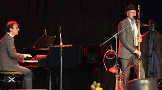 Der eine am Flügel, der andere an Schlauch-Tröte und vor allem am legendären „Wäscheleinophon“: Das „Huub Dutch Duo“ gastiert mit Chris Oettinger (l.) und Hubert Weijers mit origineller Instrumentierung und viel Kreativität im Pumpwerk.