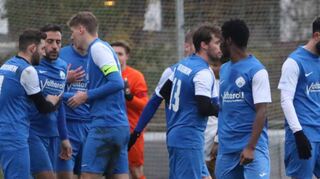 Die Spieler des FV 08 Hockenheim bejubeln den 2:0-Sieg beim SV 98 Schwetzingen II.