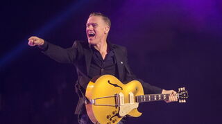 Der kanadische Sänger Bryan Adams singt am 30.09.2017 in Toronto (Kanada) während der Abschlussveranstaltung der Invictus Games. 2025 tritt der Grammy-Gewinner in Schwetzingen bei "Musik im Park" auf.
