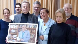 Das Andenken an Werner Schellenberg bewahren Nadine Bikowski (v.l.), Paul Hafner, Ulrich Kirchner, Steffen Groß, Renate Schellenberg, Hilke Lorentz und Oskar Hardung.