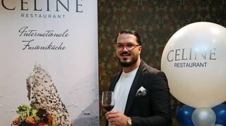 Zur offiziellen Eröffnung im Restaurant und Hotel „Celine“ am Schwetzinger Schloss-platz begrüßt Geschäftsführer Emre Polat die Gäste.