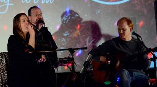 Anna Wurm (l.) wird bei „More than Words“ von Andreas Rößler (M.) gesanglich unterstützt, „rechts „Matze“Wurm an der Gitarre.