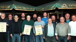 Bei der Spvgg 06 ausgezeichnet: Max Giesel (v.l.), Martin Leiher, Walter Kupper, Hessein Eldor, Matthias Sommer, Anton Müller, Christian Uhrig, Siegfried Jung, Kevin Klebert, Herbert Neidinger, Jan Paul Marwinski, Dieter Pister, Klaus-Dieter Frank, Peter Kumpf und Daniel Knape.