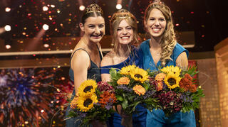 Charlotte Weihl (Mitte) aus der Pfalz ist die 76. Deutsche Weinkönigin. Als Deutsche Weinprinzessinnen komplettieren Julia Lambrich vom Mittelrhein und Katharina Gräff von der Nahe das neue Majestäten-Trio.