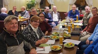 Viele Themen werden beim Treffen der Interessengemeinschaften der Vereine aus dem Sprengel Schwetzingen von Wolfram Gothe (v. l.), Elke Schwenzer, Thomas Hübner, Anette Christianson, Simon Abraham, Jens Rückert, Bürgermeister Dr. Ralf Göck, Detlef Bechtel, Dr. Markus Lauff, Dieter Böhm und Wolfgang Eichhorn angesprochen.