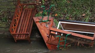 Trauriger Anblick: Gartenbänke, Tische, eine medizinische Liege liegen kreuz und quer am Kraichbachufer und teilweise im Wasser. Ob es sich um einen besonders gravierenden Fall von illegaler Müllentsorgung oder um Vandalismus handelt, ist zunächst unklar – die Gegenstände scheinen in gutem Zustand zu sein.