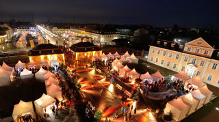 Der kurfürstliche Weihnachtsmarkt in Schwetzingen bringt den Schlosshof zum Strahlen.
