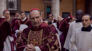 Ralph Fiennes kommt als Kardinaldekan Lawrence in „Konklave“ bei der Papstwahl Lügen, Intrigen und Geheimnissen auf die Spur.