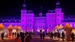 Einmalige Kulisse: Im Ehrenhof des Schlosses laden beim Weihnachtsmarkt Kunsthandwerker zum Bummeln ein.