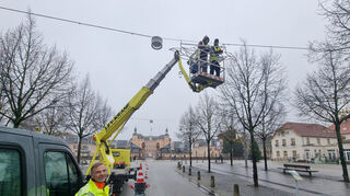 Christian Dost und sein Team von der Firma "decoLED - Lichdekoration" aus Gummersbach haben die Weihnachtsbeleuchtung in Schwetzingen angebracht. Bogdan und Samed installieren hier einen der Engelsflügel über der Carl-Theodor-Straße.