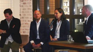 Pascal Seidel (v. l.), Ines Hotz und Max Mäder diskutieren beim HG-Kamingespräch über die aktuelle wirtschaftliche Lage.