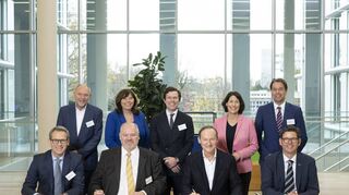 Uwe Liebelt (vorne, 2. v. r.) bei der Vertragsunterzeichnung u. a. mit den Vulcan-Chefs, Ministerin Schmitt (rosa Jacke), OB Steinruck und OB Meyer (hinten r.).