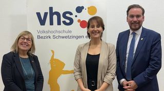Gundula Sprenger (v. l.) und Leiterin Carolin Brunner begrüßen den CDU-Landtags-abgeordneten Andreas Sturm in der Volkshochschule.