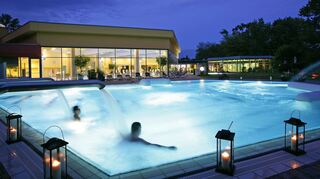 In mitten des schönen Pfälzer Walds liegt die Südpfalz Therme in Bad Bergzabern. In der Therme lässt es sich bei 32 Grad Celsius warmen Wasser entspannen. Auch der Saunadachgarten lädt mit vielen Highlights zum Herunterkommen ein. Eine Besonderheit der Südpfalz Therme ist die Salzgrotte. Das Salz wurde direkt aus dem Toten Meer gewonnen. Innerhalb weniger Zeit ist die positive Wirkung auf den Organismus spürbar.