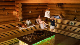 13 individuell und thematisch gestalteten Saunen (hier: die Außensauna Alpenglück) sowie in einem Dampfbad sorgen für warme Momente in der Thermen &amp; Badewelt Sinsheim.